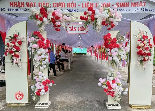 Cổng Hoa Cưới - Alu Đỏ Kem  Lan Trắng